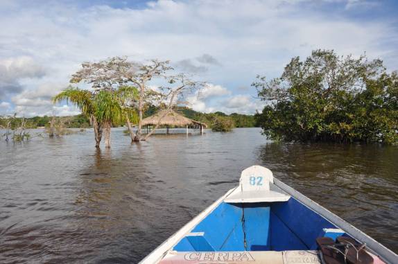 A caminho da praia, remando, em Alter do Chão - PA